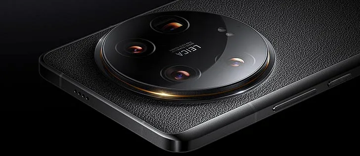 Офіційний логотип компанії Xiaomi на фоні дисплея сучасного мобільного смартфона