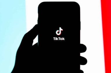 слідкувати за людиною в TikTok