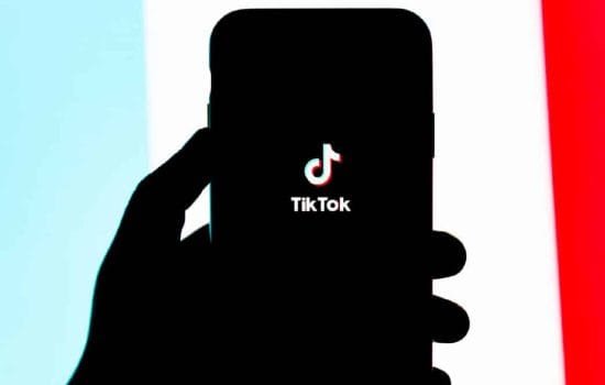 слідкувати за людиною в TikTok