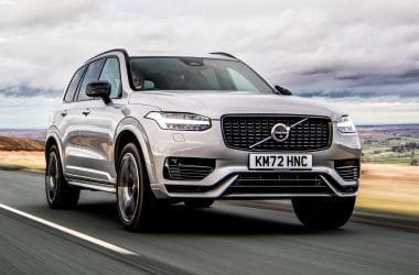 Компанія Volvo продовжує свій шлях до повної електрифікації. У 2025 році шведський виробник повністю відмовляється від традиційних бензинових і дизельних двигунів, роблячи ставку на гібридні та електричні моделі.