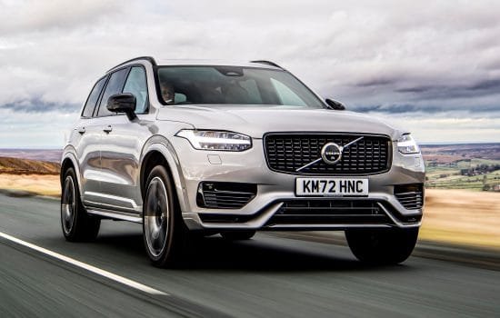 Компанія Volvo продовжує свій шлях до повної електрифікації. У 2025 році шведський виробник повністю відмовляється від традиційних бензинових і дизельних двигунів, роблячи ставку на гібридні та електричні моделі.