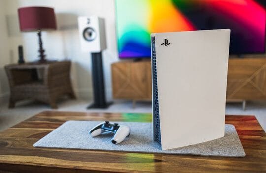 різниця між PlayStation 4 і PlayStation