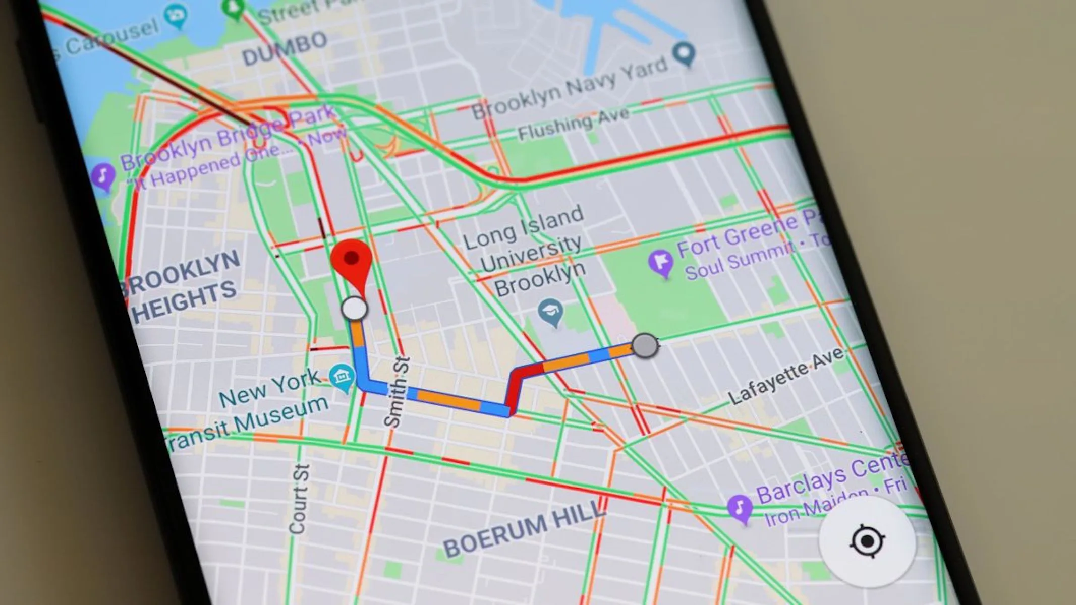 Порівняння інтерфейсу Google Maps та Google Earth на екрані смартфона