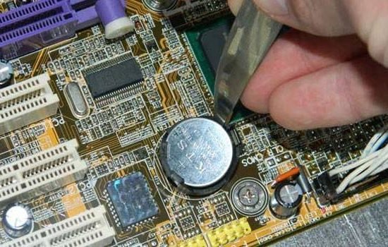 батарейка в материнській платі