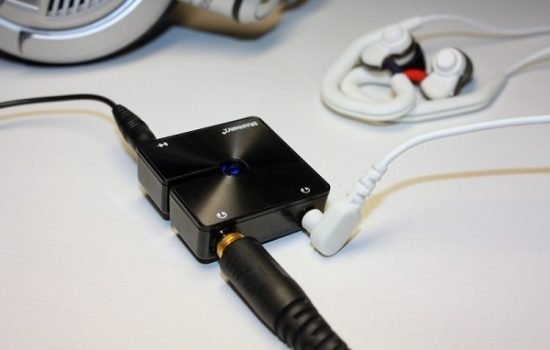 дві пари навушників на одному телефоні