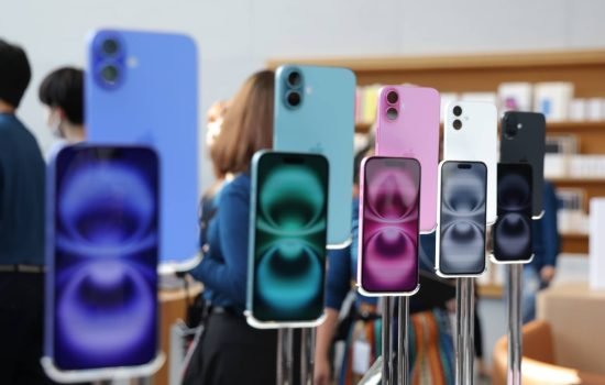 iPhone на вітрині