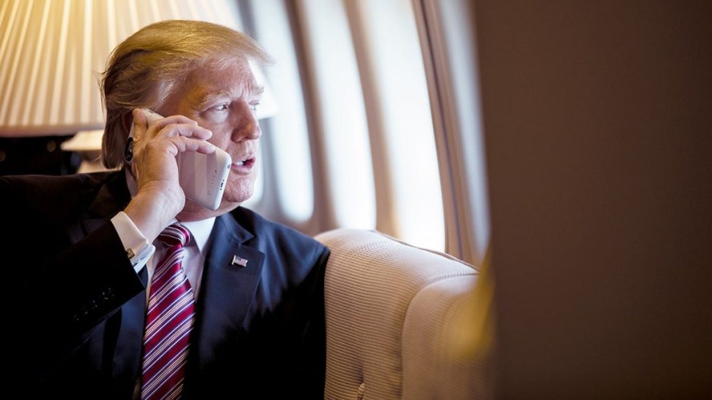 Трамп з телефоном