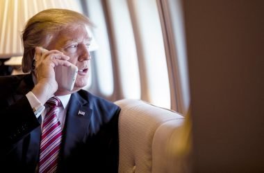 Трамп з телефоном