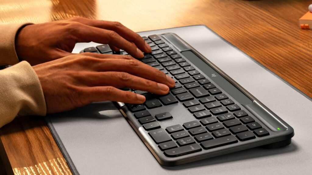 Logitech Signature Slim Solar
